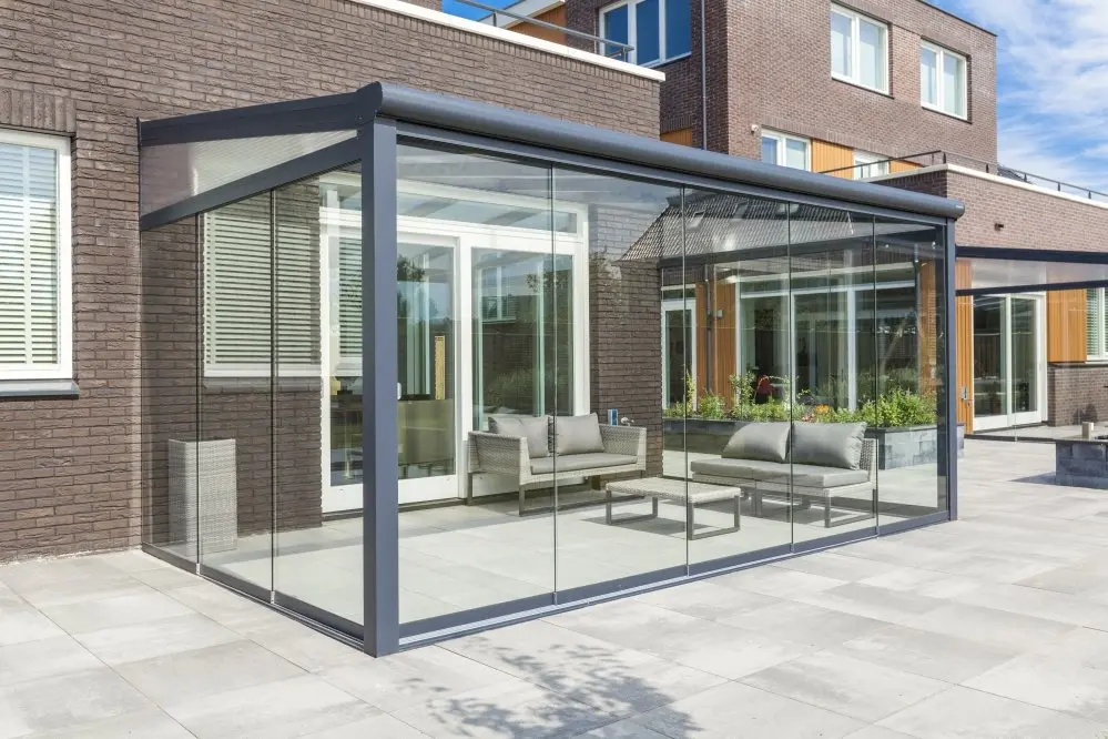 aluminium-overkapping-met-glazen-wanden-luxe-veranda